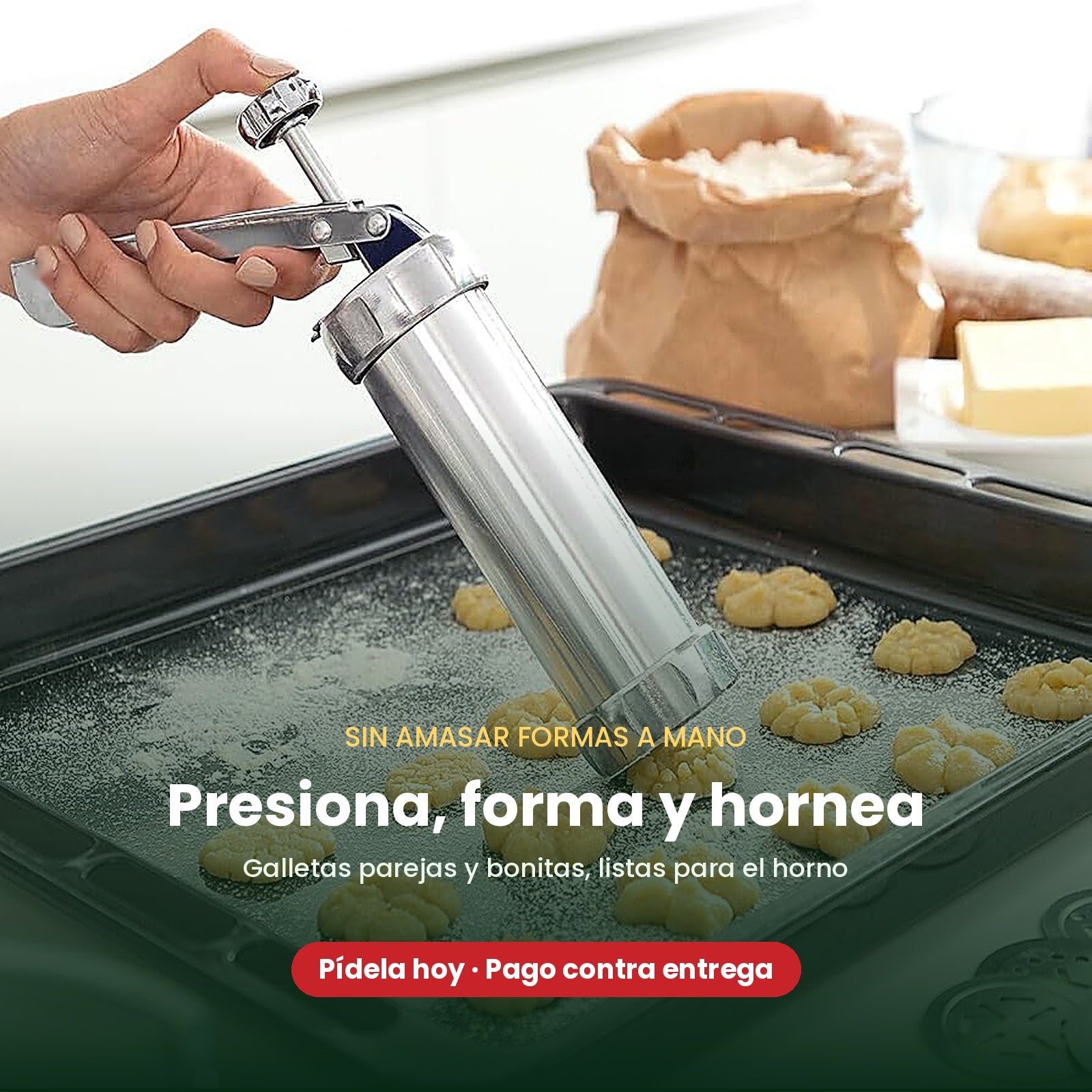 Usando la máquina de galletas sobre la bandeja